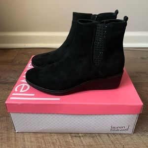Very versatile black suede booties ! A little sparkle to give them some pizazz !